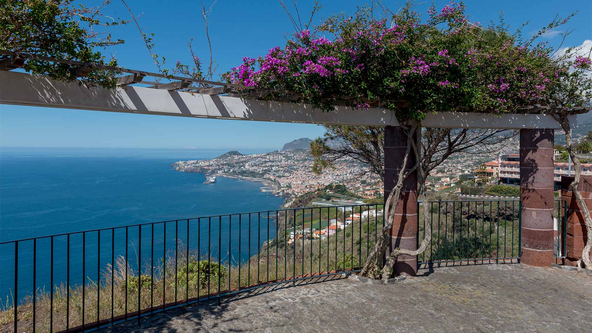 Miradouro do Pináculo viewpoint — volcanic rock pinnacles towering above the Atlantic coast east of Funchal, Madeira, PT-31